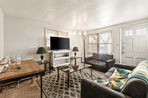 4972 36th St, Milwaukee, WI 53209-2525