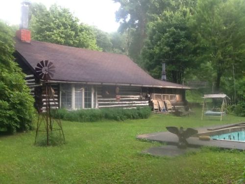 398 Chestnut Ln, Jeannette, PA 15644-1107