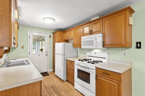 1 Nolet Ave, Salem NH  03079-1756 exterior