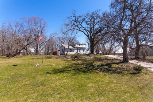 206 Jacobs Dr, Mukwonago, WI 53149-1621