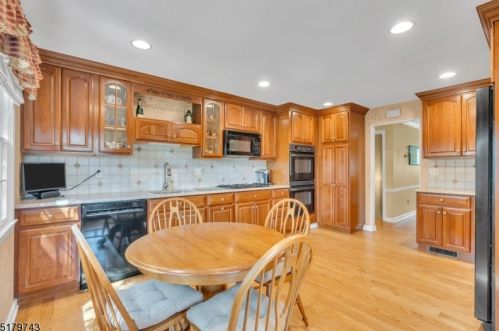 121 Southern Blvd, Chatham Township NJ 07928-1323 exterior