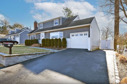 28 Rushmore St, Huntington Station, NY 11746-4428