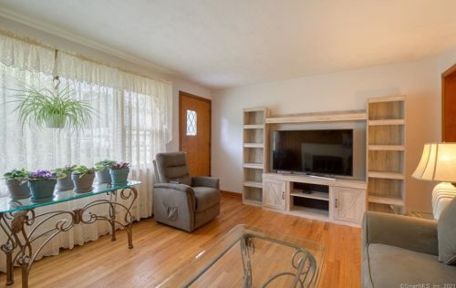 32 Maple View Dr, Waterbury CT  06716-1643 exterior