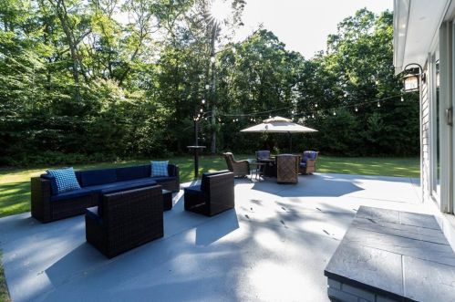 62 Demello Dr, Tiverton RI  02878-2770 exterior