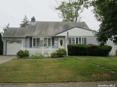 41 Burnage Ln, Babylon, NY 11702-1426
