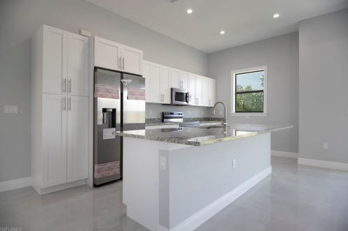 2895 70th Ave, Naples, FL 34120-6471