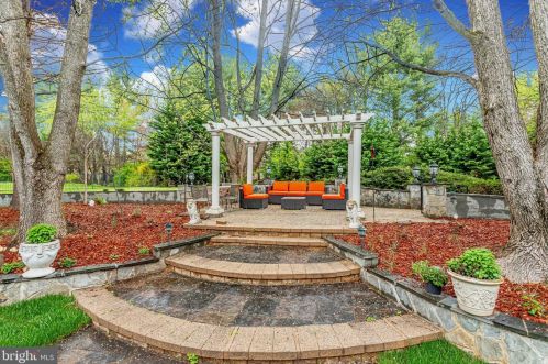 10108 Nedra Dr, Great Falls VA  22066-2835 exterior