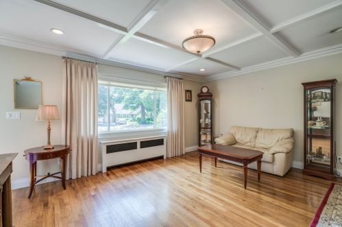 9 Doris Ct, Northport NY  11768-2000 exterior