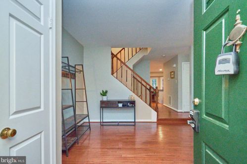 6740 Sunset Woods Ct, Springfield VA  22015-4241 exterior