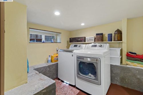 7950 Hillmont Dr, Oakland CA  94605-3521 exterior