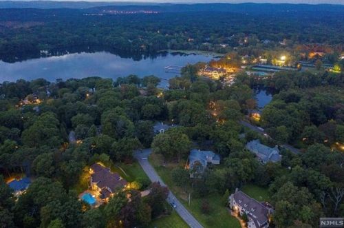 878 Seneca Rd, Franklin Lakes NJ  07417-2825 exterior
