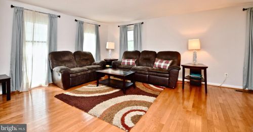 7022 Braddock Mews Pl, Springfield VA  22151-3523 exterior