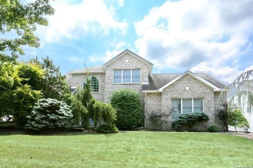 6 Meriwether Trl, Congers, NY 10920-1800