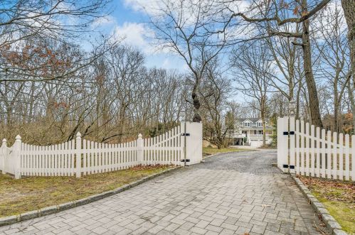 28 Brewster Ave, Northport, NY 11768-2617