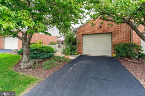 25 Cambridge Dr, Swatara, PA 17033-2173