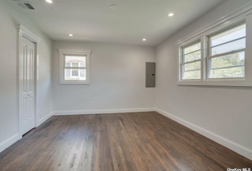 50 Arbour St, West Islip NY  11795-1015 exterior