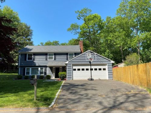 8 Hidden Brook Dr, Stamford, CT 06907-1412