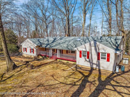 5 Edgewood Dr, Holmdel Village, NJ 07733-1707