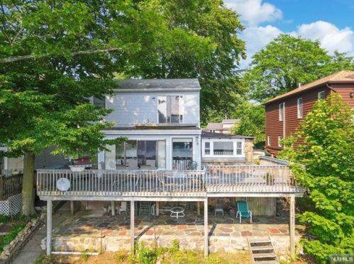 78 Upsala Path, West Milford Lakes NJ  07480-4204 exterior