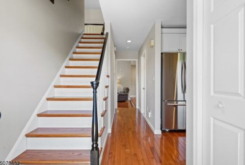 76 Sunrise Dr, Gillette, NJ 07933-1939