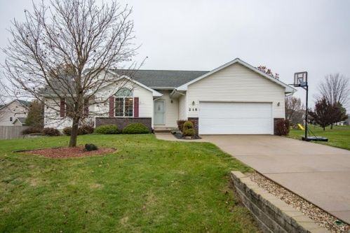 215 Brougham Rd, Robins, IA 52328-9689