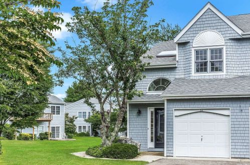 60 Lakebridge Dr, San Remo, NY 11754-3946