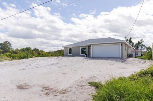 2713 14th St, Lehigh Acres, FL 33976-3121