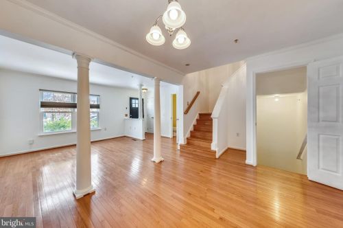 3913 Burns Ct, Washington, DC 20019-3282