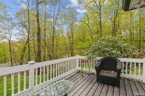 1 Springwood Ter, Kinnelon NJ  07405-2166 exterior