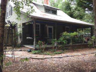 209 Walker St, Morganton, NC 28655-3005