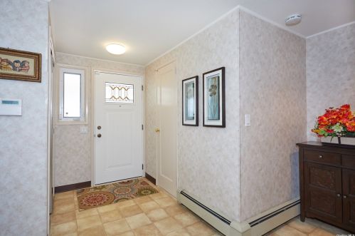 919 Harlane Cir, North Bellmore, NY 11710-1758
