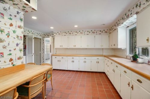 400 Larger Cross Rd, Bedminster NJ  07921-2724 exterior