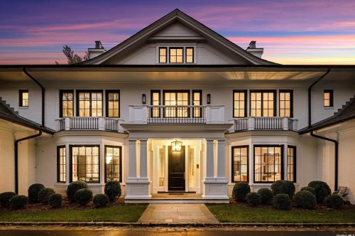 70 Bacon Rd, Westbury NY  11568-1503 exterior