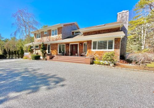 3 Honeysuckle Ln, East Quogue, NY 11942-3620