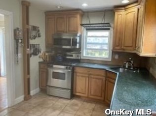 10 Maple Dr, North Lindenhurst NY  11757-1308 exterior