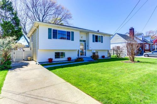 114 Granada Pkwy, North Lindenhurst, NY 11757-6013