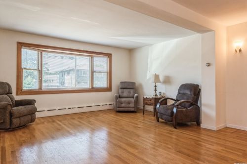 8 John St, Bethpage, NY 11714-4404