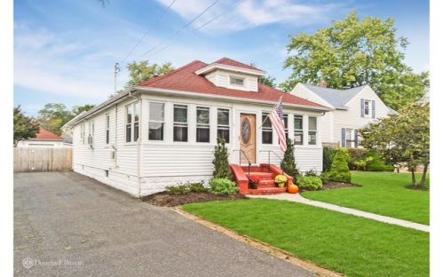 51 Columbia St, Islip Manor, NY 11751-3510