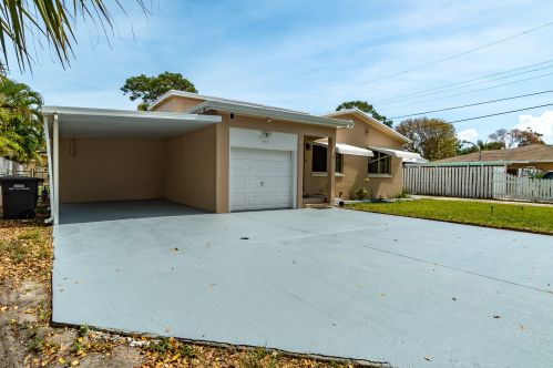 711 Nathan Hale Rd, West Palm Beach, FL 33405-4245