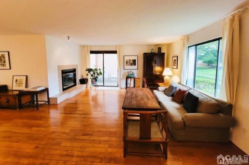 41 Ardsley Ct, East Brunswick NJ  08816-3673 exterior