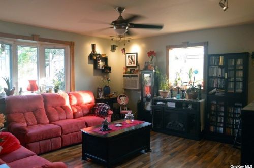 355 Heathcote Rd, North Lindenhurst NY  11757-1744 exterior