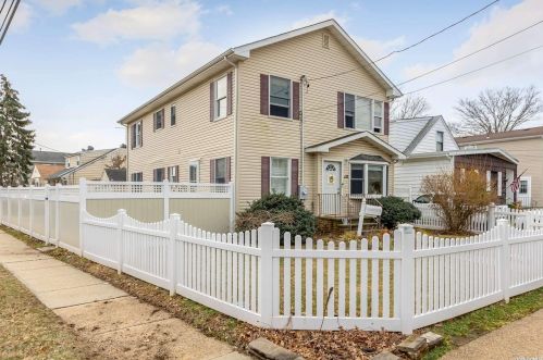 98 Broadmoor Ln, Westbury, NY 11590-4108