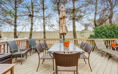 127 Cinnamon Ct, Huntington Station NY  11747-8711 exterior