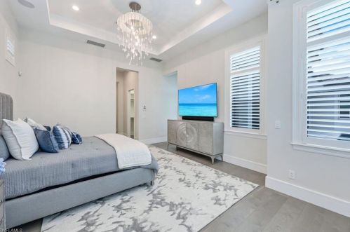 569 Neapolitan Way, Naples FL 34103-8568 exterior