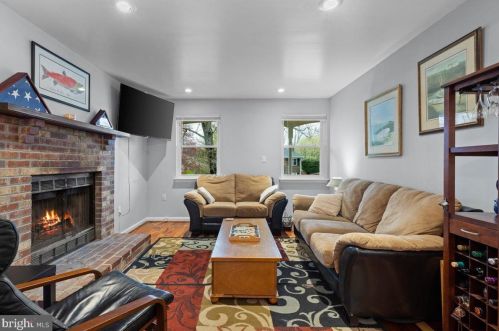 5593 Neddleton Ave, Woodbridge VA  22193-4156 exterior