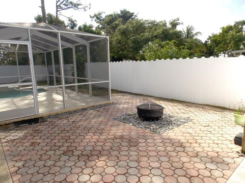 562 Eyerly Ave, Fort Pierce FL  34983-2944 exterior