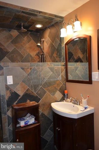 19 Marmic Dr, Southampton PA 18966-1728 exterior