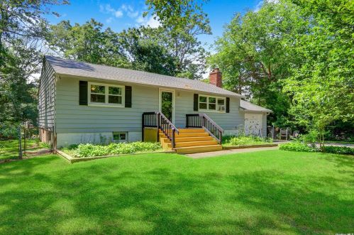 18 Birch Ave, Scotts Beach, NY 11789-2534