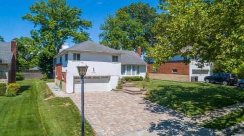 115 Robby Ln, New Hyde Park, NY 11040-1105