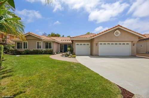 674 Bauer Pl, Vista, CA 92081-6478